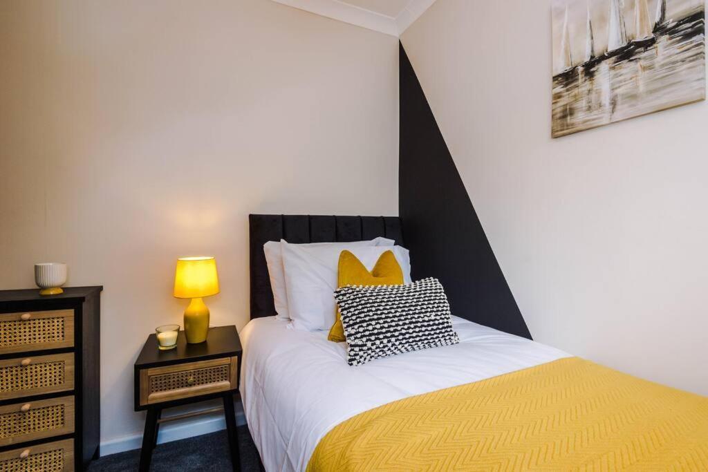Cheerful 3 Bedroom Home With Parking Near Chester Saughall Dış mekan fotoğraf