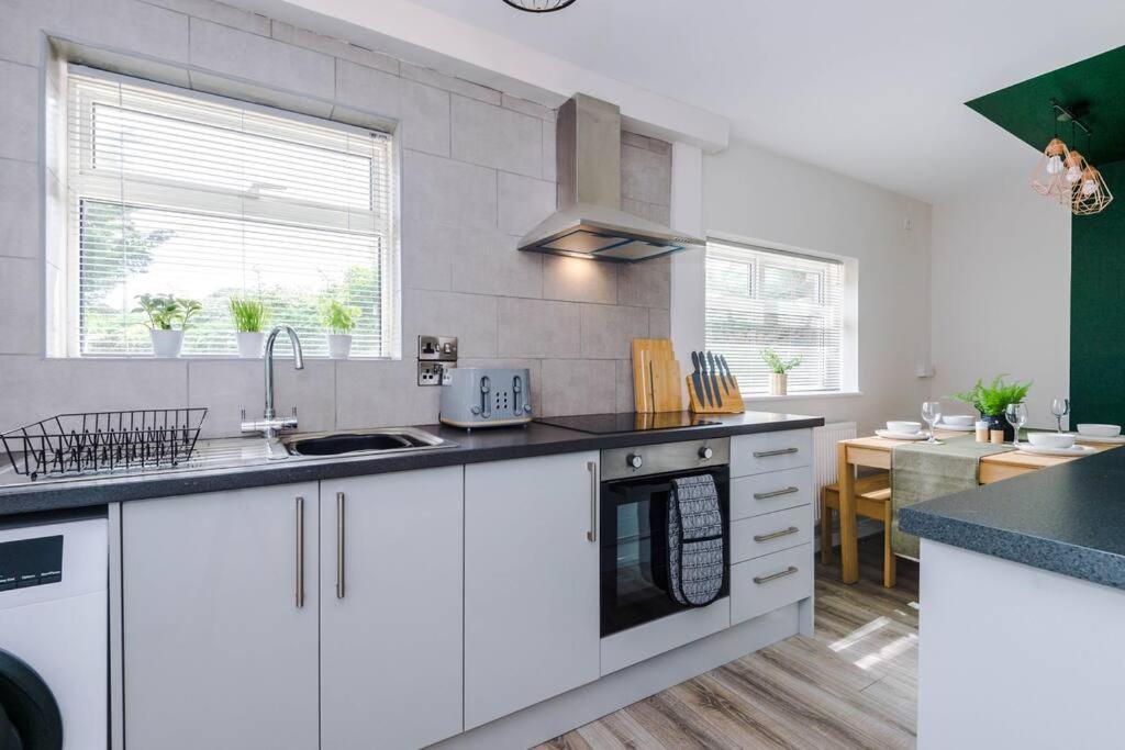 Cheerful 3 Bedroom Home With Parking Near Chester Saughall Dış mekan fotoğraf