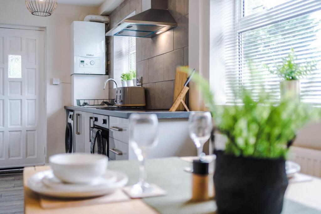 Cheerful 3 Bedroom Home With Parking Near Chester Saughall Dış mekan fotoğraf