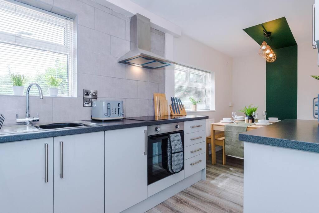 Cheerful 3 Bedroom Home With Parking Near Chester Saughall Dış mekan fotoğraf