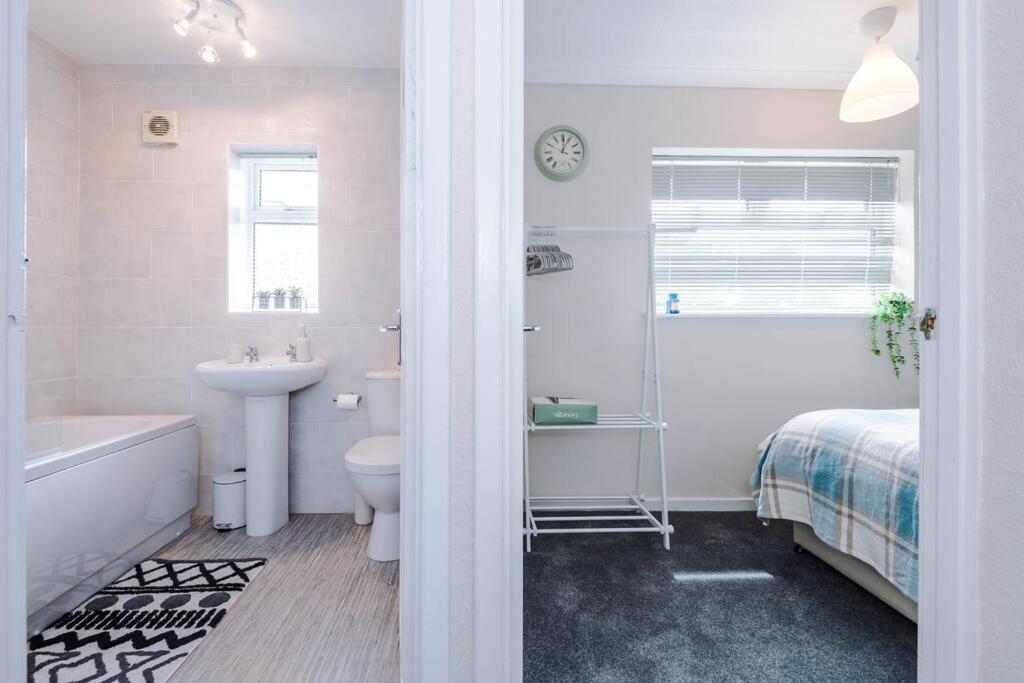 Cheerful 3 Bedroom Home With Parking Near Chester Saughall Dış mekan fotoğraf