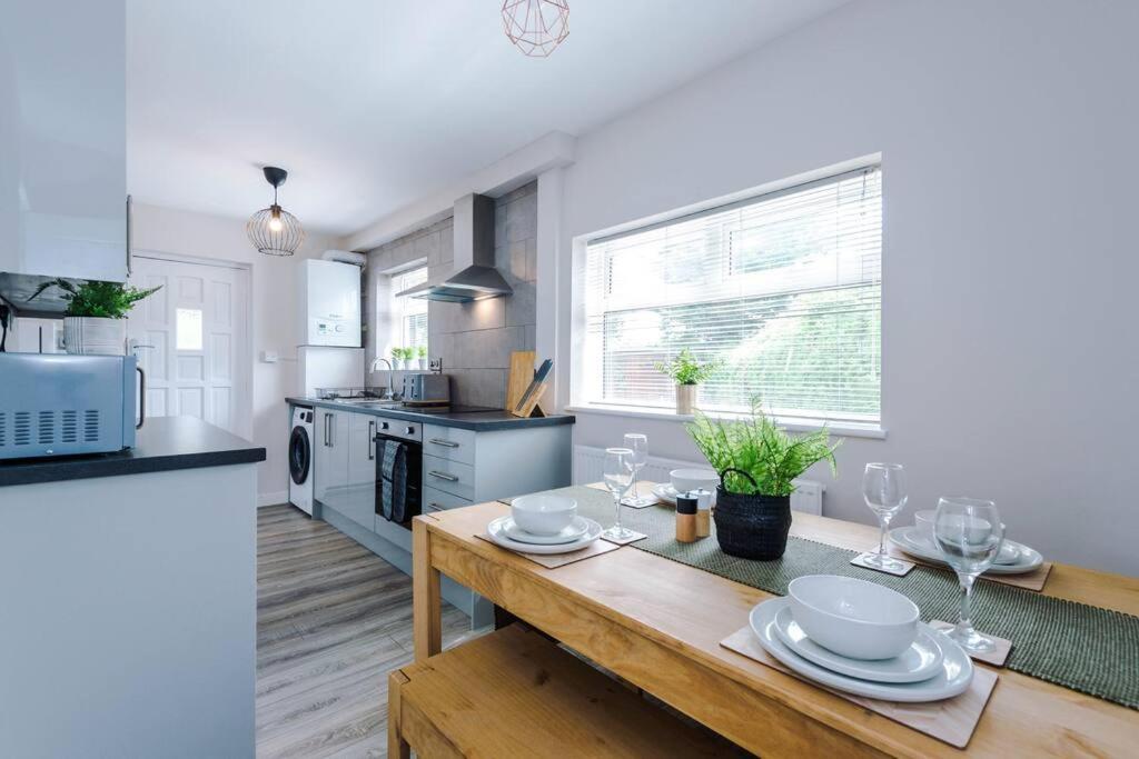 Cheerful 3 Bedroom Home With Parking Near Chester Saughall Dış mekan fotoğraf