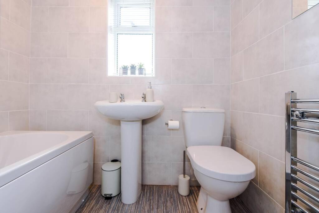 Cheerful 3 Bedroom Home With Parking Near Chester Saughall Dış mekan fotoğraf